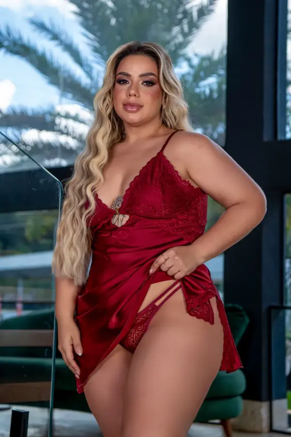 Camisola plus size de cetim com renda e fendas laterais sensual