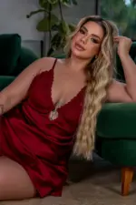 Camisola Plus Size de Cetim com Renda e Fendas Laterais Sensual - Imagem 3