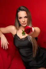 Camisola de Cetim preta com Recortes em Renda e Detalhe de Strass - Imagem 2