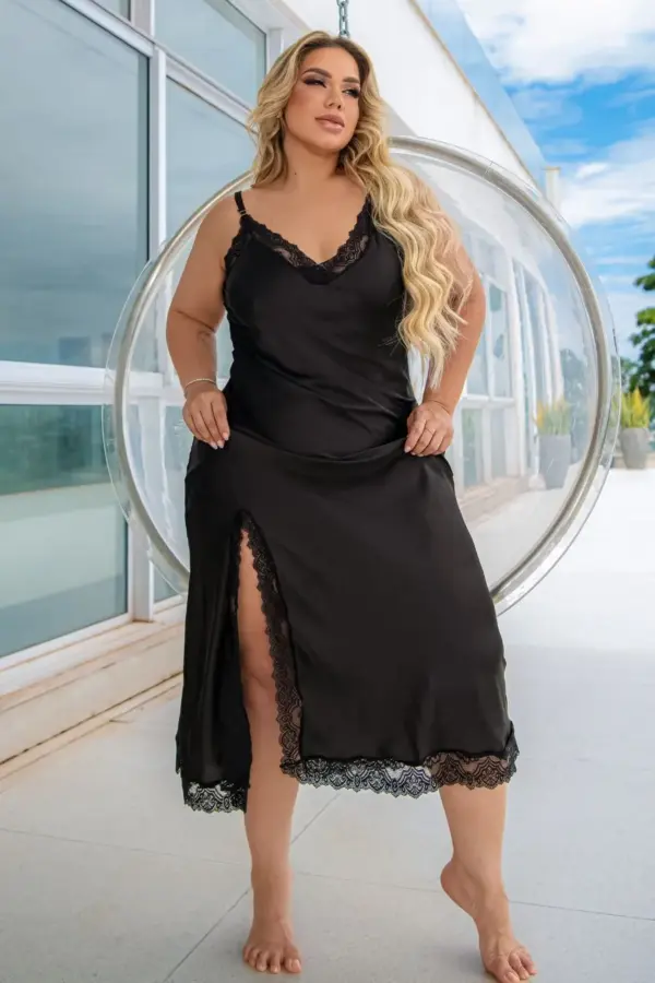 Camisola midi de cetim preta com renda no decote e fenda lateral, acompanha calcinha fio
