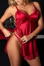 Camisola cetim deluxe com fenda lateral em renda delicada, acompanha calcinha