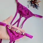 Calcinha Fio Dental Roxa em Renda personalizável modelo secretária