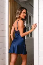 Camisola de Cetim Azul Marinho com Detalhes em Renda e Calcinha Fio Dental - Imagem 2