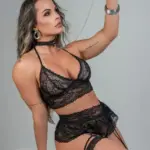 Fantasia erótica cisne negro em renda preta com saia, cinta-liga, persex e coleira em corrente