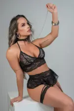 Fantasia erótica cisne negro em renda preta com saia, cinta-liga, persex e coleira em corrente