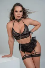 Fantasia Erótica Cisne Negro em Renda com Saia Cinta-Liga e Coleira com Corrente - Imagem 5