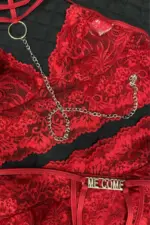 Fantasia Erótica Dama de Vermelho em Renda com Saia Cinta-Liga e Coleira com Corrente - Imagem 7